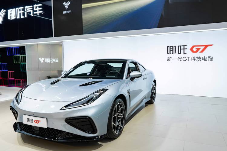 广州1哪吒汽车在智能汽车领域的表现，领途汽车在新能源汽车市场中的影响力